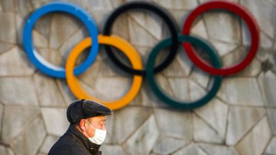 Олимпийские кольца на фасаде места проведения предстоящих зимних Олимпийских игр 2022 года в Пекине 2 февраля 2021 года. Фото: Mark Schiefelbein/AP Photo
