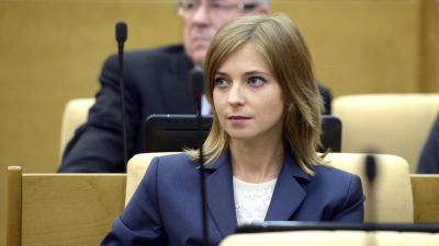 Во двор Натальи Поклонской проник мужчина с букетом цветов