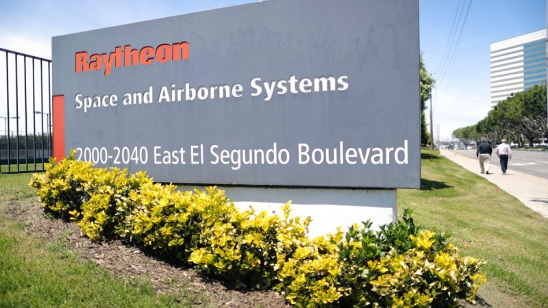 Вывеска компании размещена на территории кампуса Raytheon Co. в Эль-Сегундо, Калифорния, 10 июня 2019 года. (Mario Tama/Getty Images)