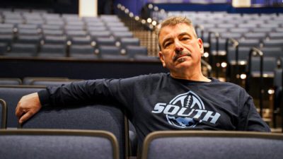 Антифа угрожает отцу двоих детей, выступающему против распространения порнографии в школах