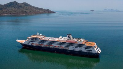 Круизному судну с инфицированными COVID-19 на борту отказывают во входе в порты
