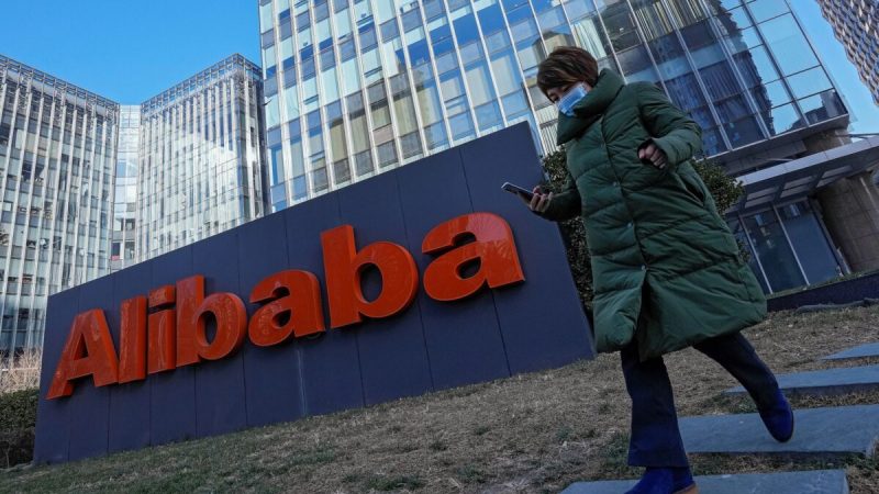 Женщина в защитной маске проходит мимо офисов китайской компании электронной коммерции Alibaba в Пекине, 13 декабря 2021 года. (Andy Wong/AP Photo)
 | Epoch Times Россия