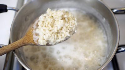 Кто знал, что водой, использованной для промывки и приготовления риса, можно мыть волосы? Image: Giuseppe Esposito via Dreamstime) 