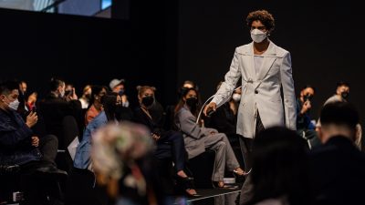 Модель идёт по подиуму во время показа мод в Куала-Лумпуре, Малайзия, 5 ноября 2021 г. (Annice Lyn/Getty Images)
