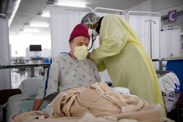 Врач прослушивает лёгкие больного. Фото: PATRICK T. FALLON/AFP via Getty Images) | Epoch Times Россия