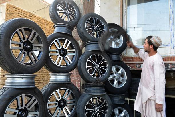 Автомобильные колёса. Фото: JAVED TANVEER/AFP via Getty Images) | Epoch Times Россия