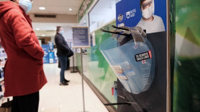 Вакцинированные от коронавируса в опасности