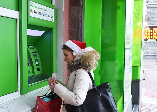 Банковские вклады могут сгореть с 1 января 2022 года Банкомат.Фото: SERGEI SUPINSKY/AFP via Getty Images)