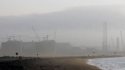 Завод по производству сжиженного природного газа «Сахалин-2», который строится недалеко от поселка Пригородное на Дальнем Востоке острова Сахалин. Фото: DENIS SINYAKOV/AFP via Getty Images)