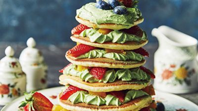 Ёлочные панкейки, приготовленные для семейного праздника на обычной сковороде