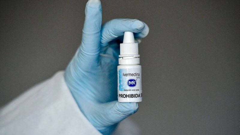 Австралийца оштрафовали почти на $6000 за рекламу ивермектина для лечения COVID-19 Медицинский работник показывает флакон с ивермектином в Центре по изучению детских инфекционных заболеваний в Кали, Колумбия, 21 июля 2020 года. (Luis Robayo/AFP via Getty Images)