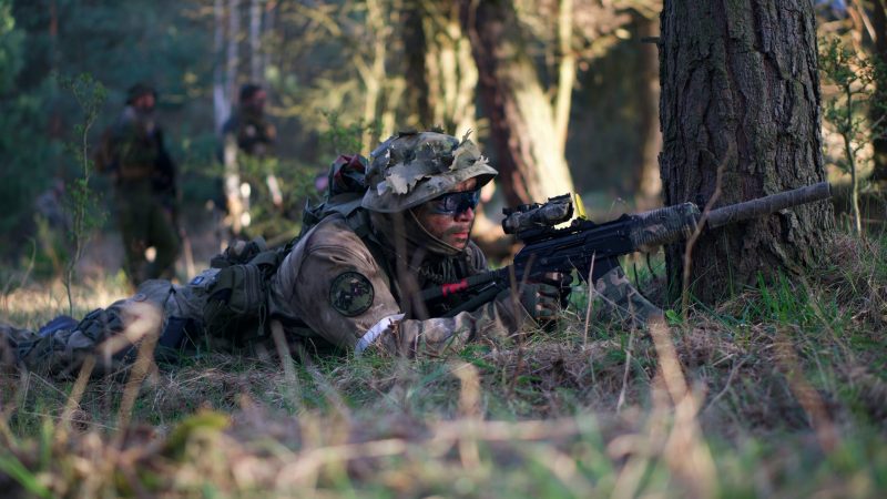 Снайпер. Фото: pexels.com/ru-ru/@kony-xyzx-2079231 | Epoch Times Россия