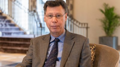 Доктор Харви Риш, профессор эпидемиологии Йельской школы общественного здравоохранения, на инаугурационной конференции Института Браунстоун в Хартфорде, штат Коннектикут, 14 ноября 2021 года. (Zhen Wang/The Epoch Times)
