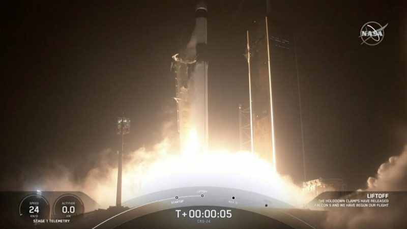 SpaceX отправила на МКС рождественские подарки Ракета SpaceX запускается из Космического центра Кеннеди на мысе Канаверал, штат Флорида, 21 декабря 2021 г. Фото: NASA TV via AP/Screenshot via The Epoch Times