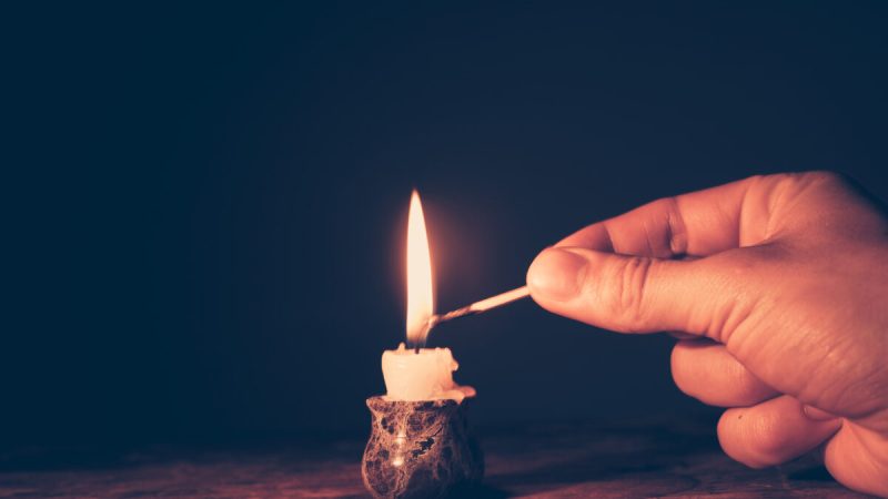 Как победить зимнюю хандру Пригласите свет в тёмное время года. (Lolostock/Shutterstock)
