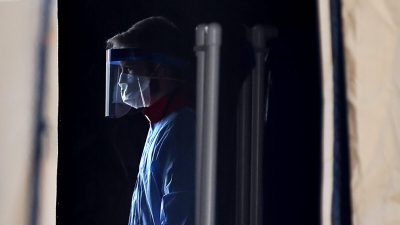 Медицинские работники готовятся проверять людей на коронавирус на полигоне в Ландовере, штат Мэриленд, 30 марта 2020 г. (Chip Somodevilla/Getty Images)