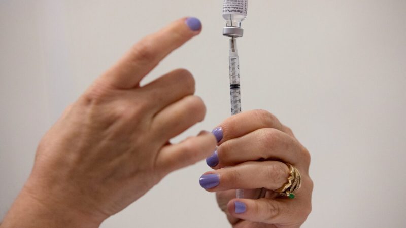 После бустера Pfizer у молодых мужчин миокардит развивается быстрее, чем после COVID-19 Медсестра наполняет шприцы пациентам во время бустерной вакцинации от COVID-19 во время вакцинации Pfizer-BioNTech в Саутфилде, штат Мичиган, 29 сентября 2021 г. Фото: Emily Elconin/Reuters