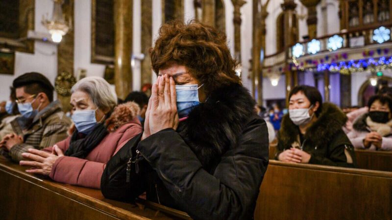 Китайские христиане во время рождественской мессы в католической церкви в Пекине, Китай, 24 декабря 2020 г. (Kevin Frayer/Getty Images)
 | Epoch Times Россия