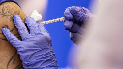Вакцины против COVID-19 связаны с изменением менструального цикла у женщин