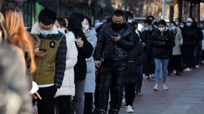 Очередь на тестирование на COVID-19 в Сиане, в северной китайской провинции Шэньси, 21 декабря 2021 г. (STR/AFP via Getty Images)