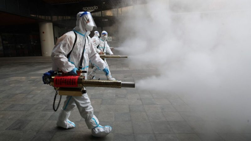 Распыление дезинфицирующих средств возле торгового центра в Сиане, Китай, 11 января 2022 года. Фото: STR/AFP via Getty Images
