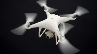 Полёт дрона в демонстрационном зале штаб-квартиры DJI в Шэньчжэне, Китай. (Nicolas Asfouri/AFP via Getty Images)