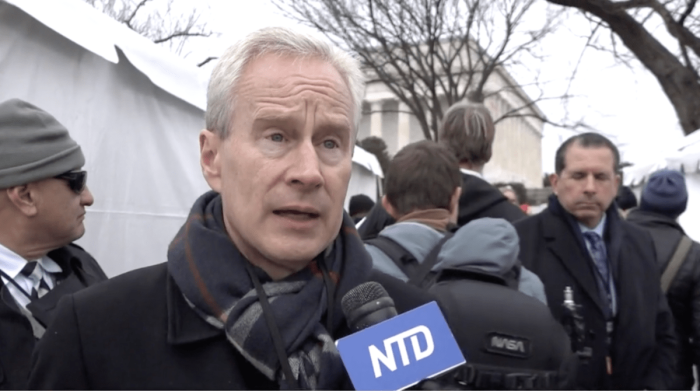 Писатель Уолтер Кирн: Люди перестают мыслить самостоятельно во время пандемии