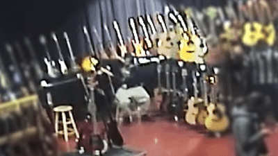 В Канаде мужчина украл из магазина гитару, спрятав её в штаны