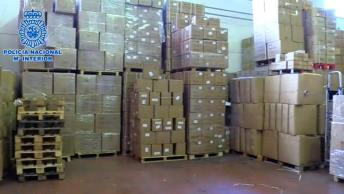 Испанская полиция изъяла 300 тыс. несанкционированных тестов на антиген COVID-19