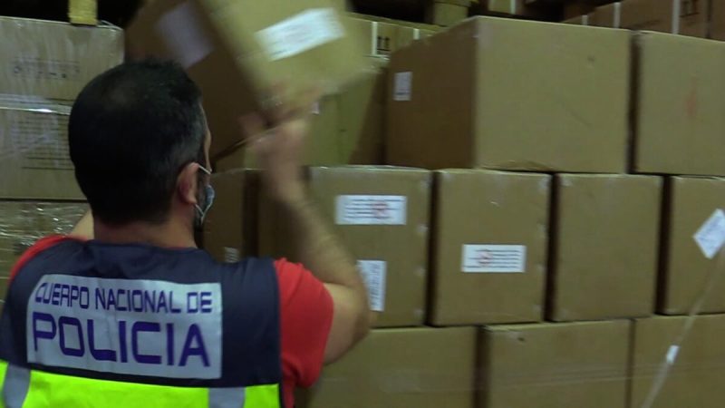 Агент Национальной полиции Испании изымает паллету с тестами на антиген COVID-19 после того, как в результате проверки полиция пришла к выводу, что тесты не соответствуют протоколам, установленным правительством. (Предоставлено Национальной полицией Испании)
 | Epoch Times Россия