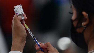 Создатель вакцины AstraZeneca: Мы не можем вакцинировать планету каждые полгода