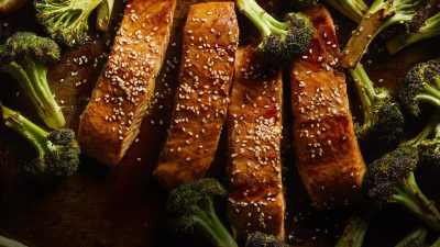 Лосось под кунжутно-имбирным соусом