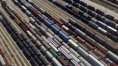 22 грузовых поезда из России застряли в Казахстане