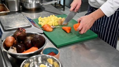 Ретейлеры предлагают отменить наценки на базовые продукты