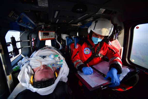 Скорая помощь, реанимация больного. Фото: Alexander Koerner/Getty Images | Epoch Times Россия