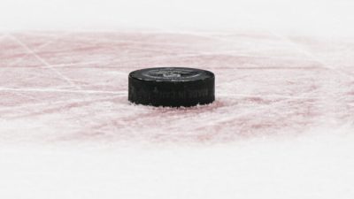 Хоккейная шайба на льду во время игры НХЛ. (Rich Lam/Getty Images)
