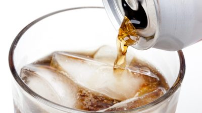 Продукты и напитки с высоким содержанием сахара снижают усвоение питательных веществ. (Фото: bhofack2/iStock)