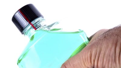 Ополаскиватель для полости рта инактивирует 99,9% вируса после 30 секунд контакта. Giambra/iStock
