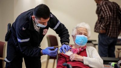 Женщина получает вторую ревакцинацию вакцины Pfizer против COVID-19 в Нетании, Израиль, 5 января 2022 года. Фото: Ammar Awad