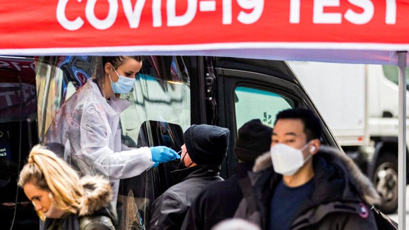 Тестирование на COVID-19 в Нью-Йорке, 8 декабря 2021 г. (Eduardo Munoz/Reuters)