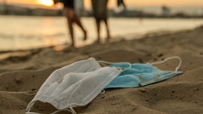 Эксперты здравоохранения признали, что носить маски на улице неэффективно