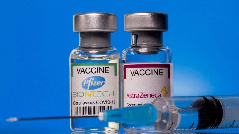 Флаконы с этикетками вакцин Pfizer-BioNTech и AstraZeneca COVID-19 видны на этой иллюстрации, сделанной 19 марта 2021 г. Фото: Dado Ruvic/Illustration/Reuters
