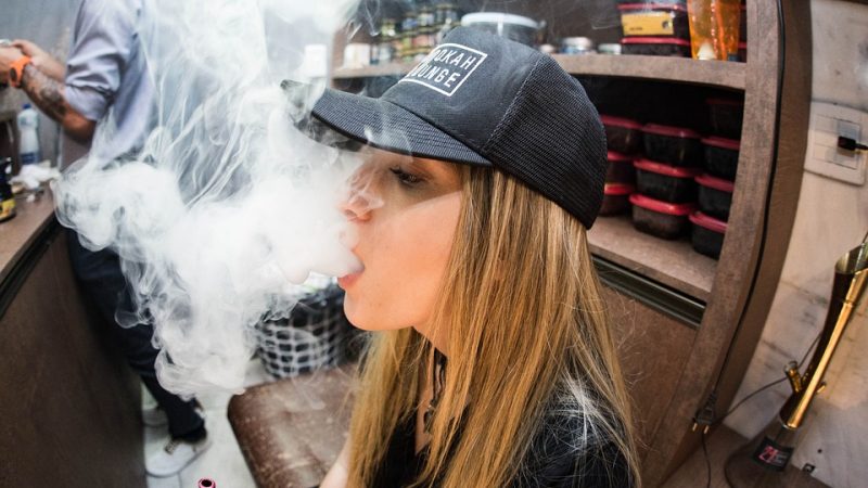 Вейп-устройство. Фото: pixabay.com/photos/woman-girl-lady-cap-smoke-vape-2586198/ | Epoch Times Россия