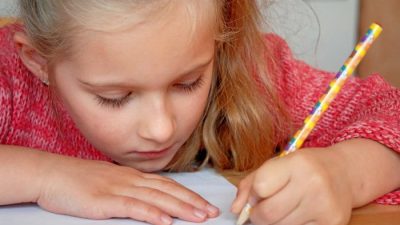 Как мозг превращает ребёнка в правшу или левшу