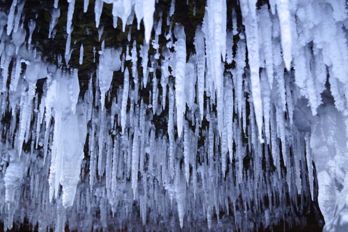 Подлёдная рыбалка и ледяные пещеры на озере Верхнем