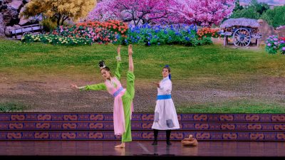 Анджелия Ван в танце. (Shen Yun Performing Arts) 