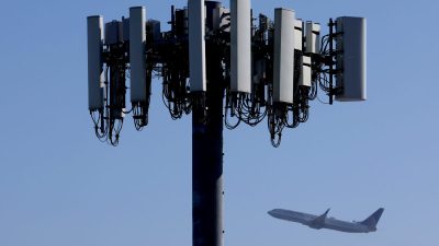 Самолёт пролетает мимо вышки сотовой связи во время взлёта из международного аэропорта Сан-Франциско 19 января 2022 года. (Justin Sullivan/Getty Images)