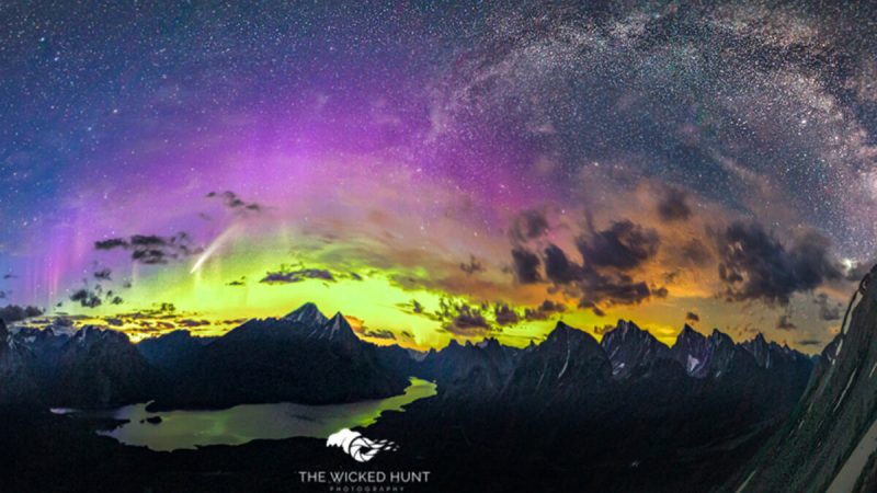 Фотограф запечатлел совпадение редких явлений природы в одном кадре (Courtesy of Stanley Aryantoy/The Wicked Hunt Photography) | Epoch Times Россия