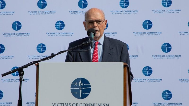 Доктор Ли Эдвардс выступил с основным докладом на 12-й ежегодной церемонии возложения венков на церемонии переклички народов. Фото: Lynn Lin/Epoch Times  | Epoch Times Россия