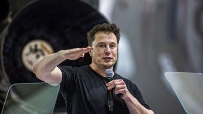 Илон Маск возле ракеты Falcon 9 в штаб-квартире и на ракетном заводе SpaceX в Хоторне, Калифорния, 17 сентября 2018 года. Фото: David McNew/AFP via Getty Images
